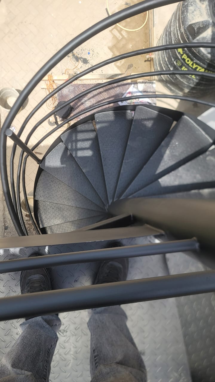 Space-saving spiral staircase with steel central support column